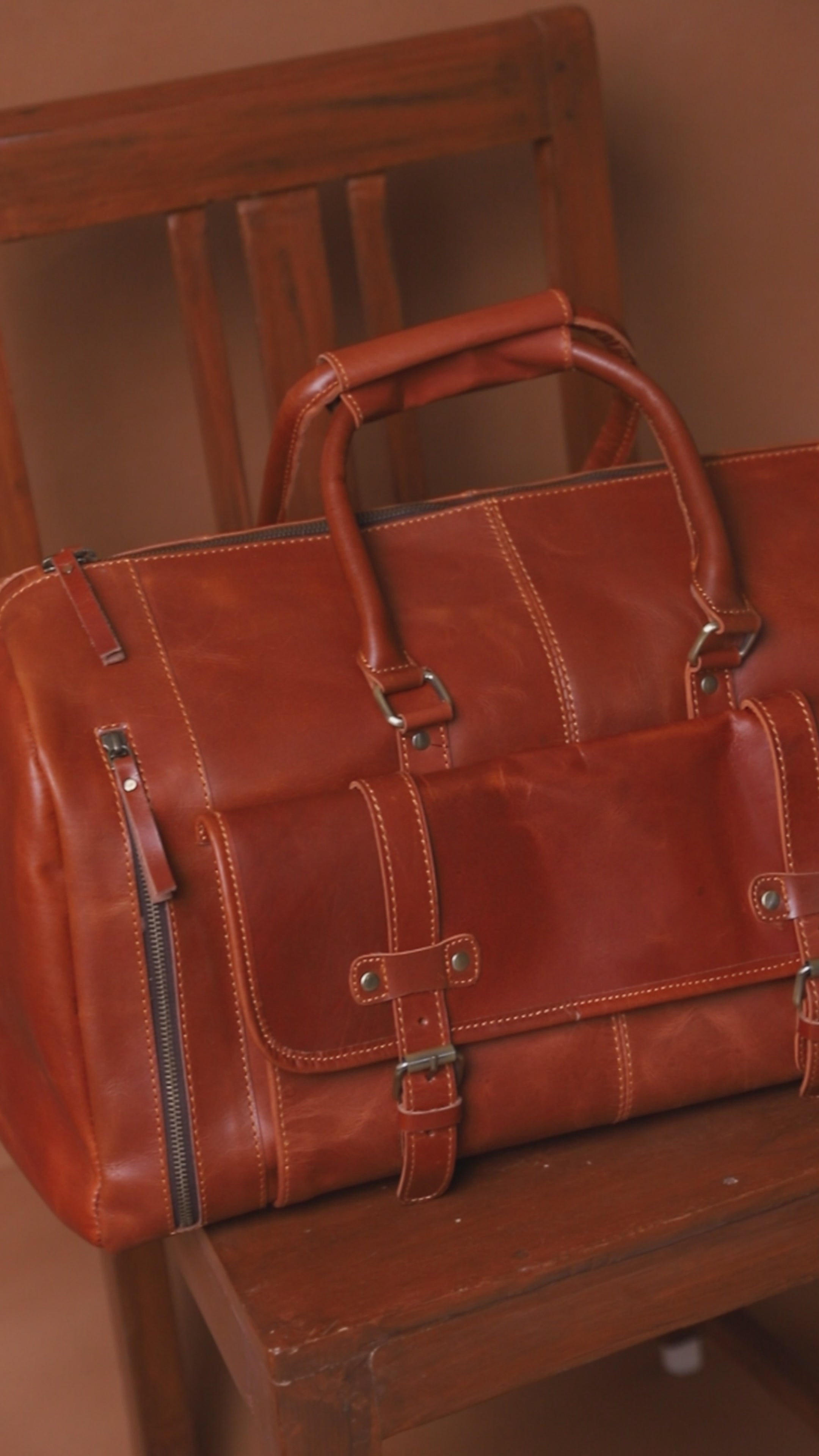 The Escape – Leather Duffle Bag video 360 View